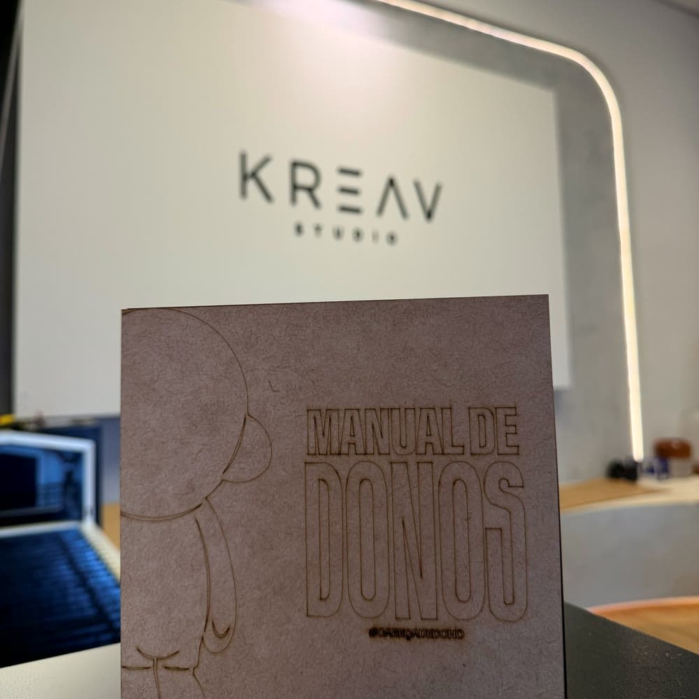 Caixa de MDF gravada, com a mesa do laser ao fundo